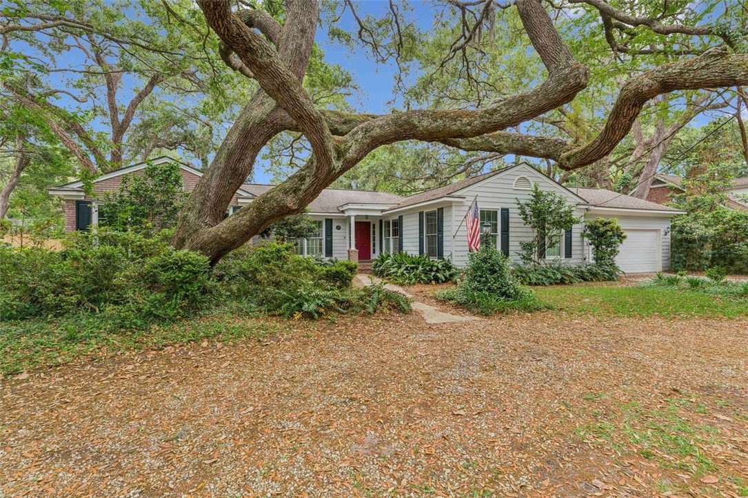 211 Wymberly Road St. Simons Island, GA 31522 - Photo 2 of 33 Front of home