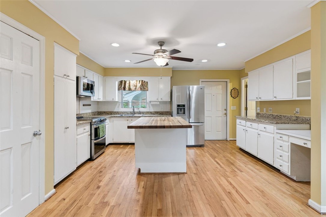 211 Wymberly Road St. Simons Island, GA 31522 - Photo 8 of 33 Kitchen