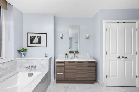 $1,725,000 | 10 East Delaware Place, Unit 25B, Chicago, IL 60611