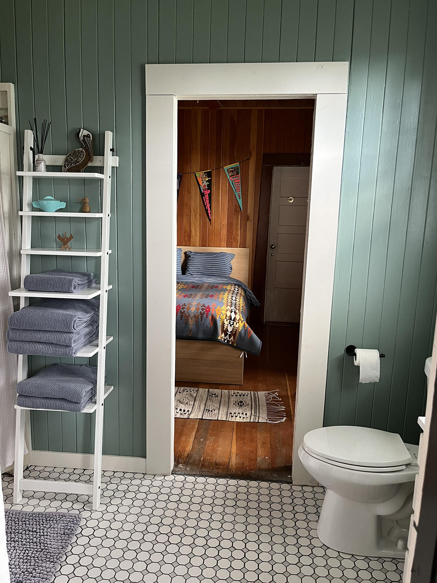 32441 Modoc Point Road Chiloquin, OR 97624 - Photo 22 of 26 15_bathroom3