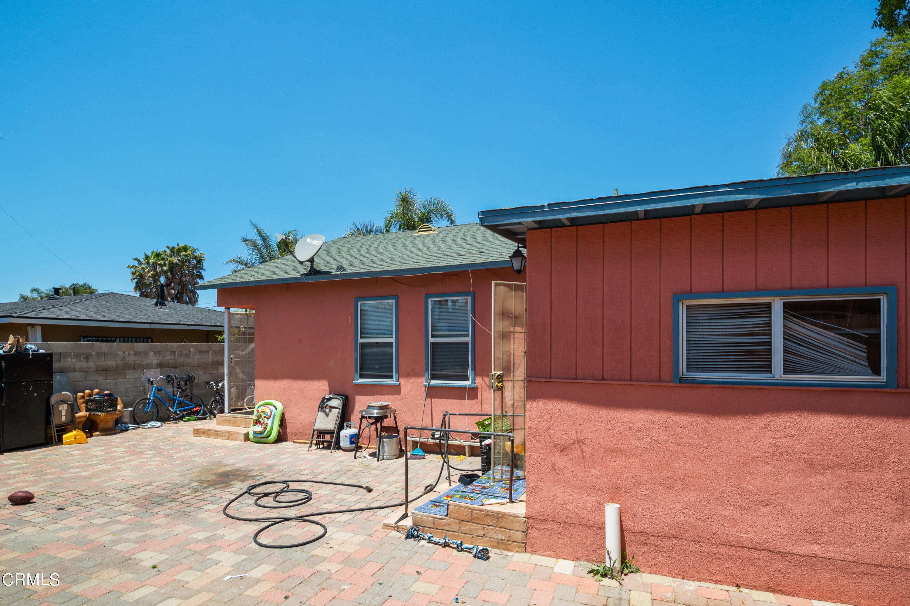 11208 Aster Street Ventura, CA 93004 - Photo 20 of 33 a backyard of a house with seating space
