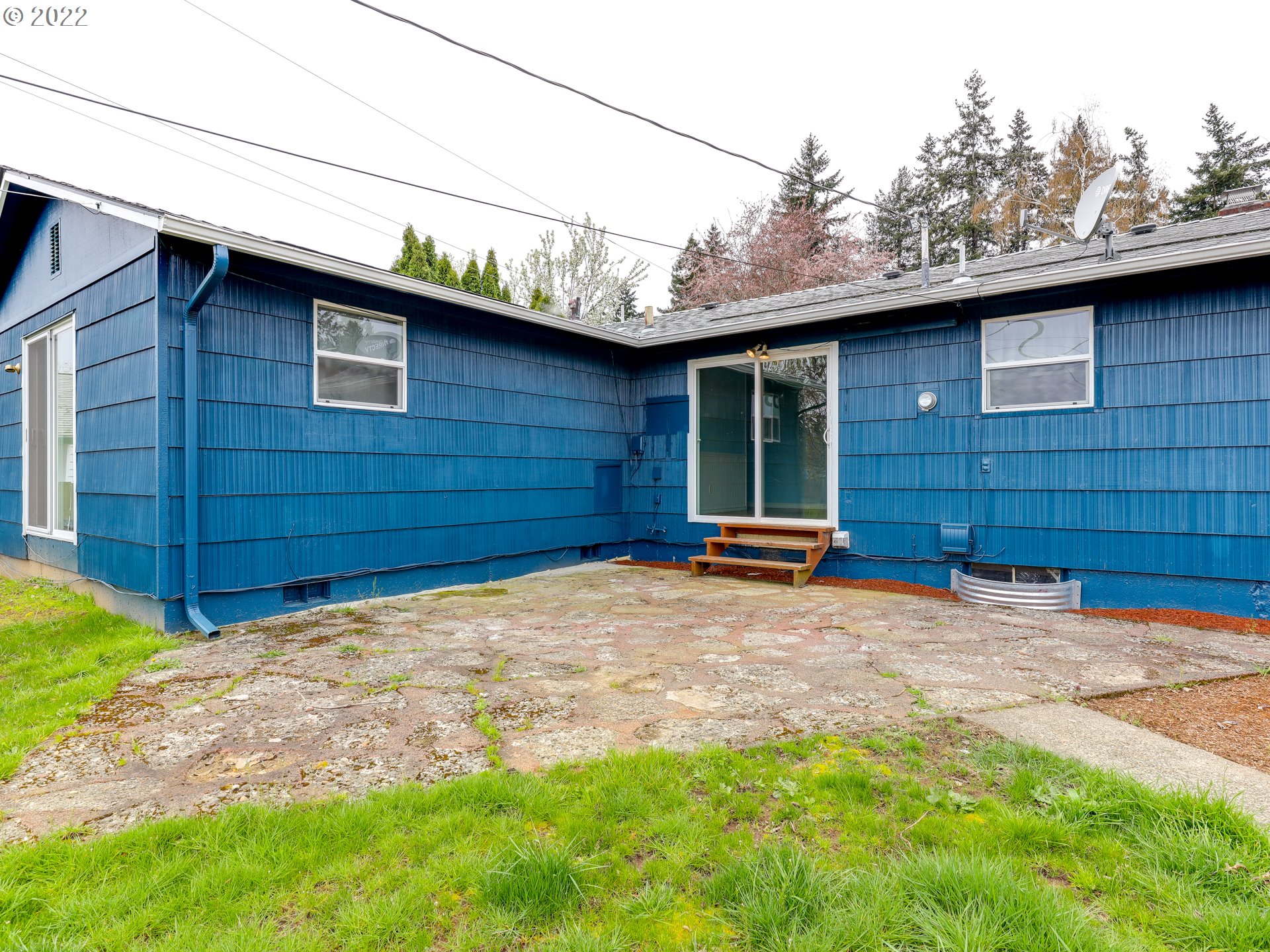 1902 Southeast 151st Avenue Portland, OR 97233 - Photo 25 of 30 a backyard of a house