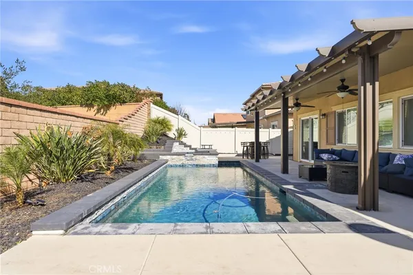 a view of backyard with garden