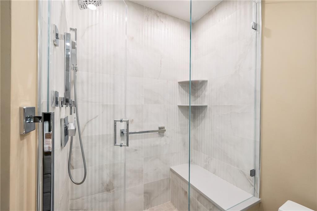 540 North Neville Street, Unit 405 Pittsburgh, PA 15213 - Photo 20 of 23 a bathroom with a shower