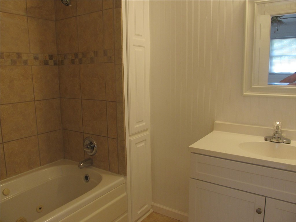307 Cole Road Townville, SC 29689 - Photo 9 of 16 Super nice tub and shower plus storage for towels.