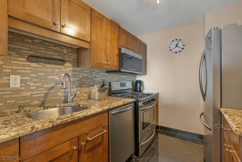 1203 River Road, Unit 19K Edgewater, NJ 07020 - Photo 6 of 26