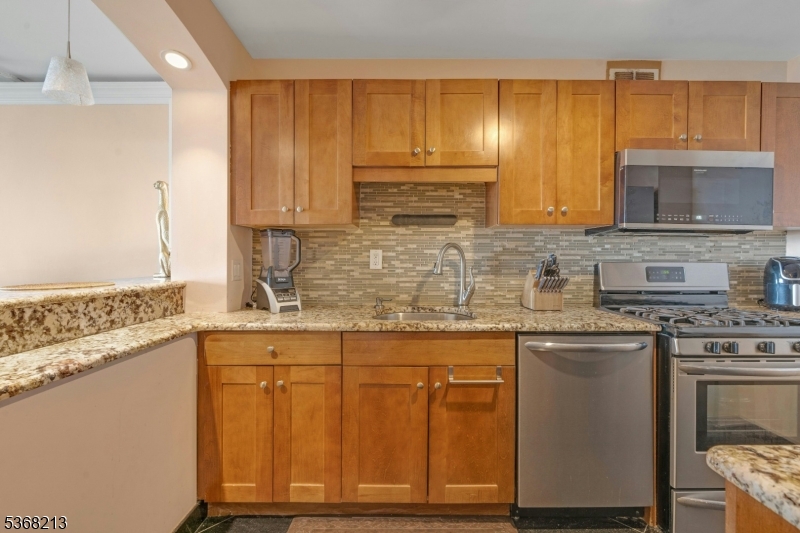 1203 River Road, Unit 19K Edgewater, NJ 07020 - Photo 8 of 26