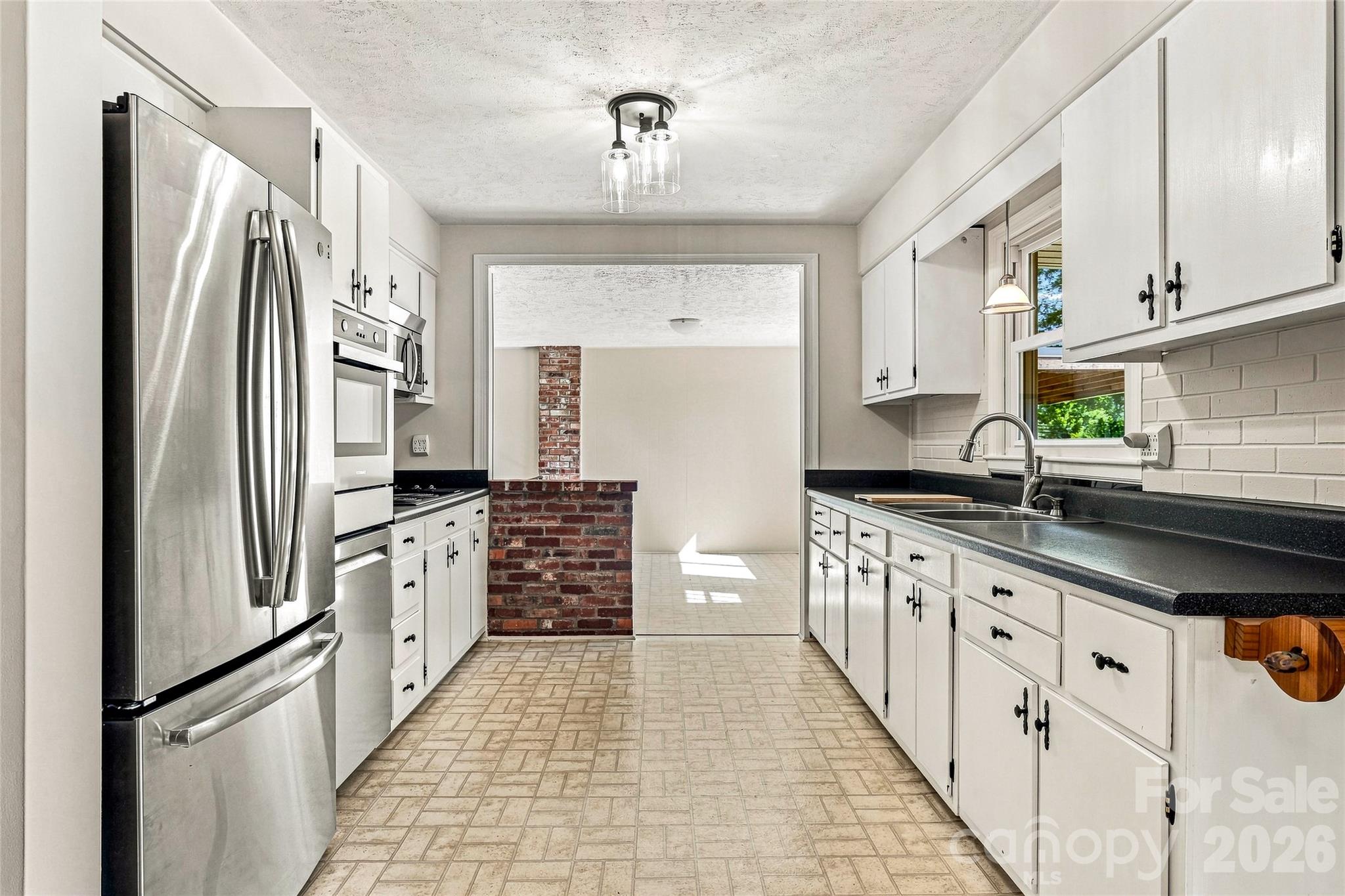 708 Loop Road Hendersonville, NC 28792 - Photo 6 of 32 Gallery Image 6