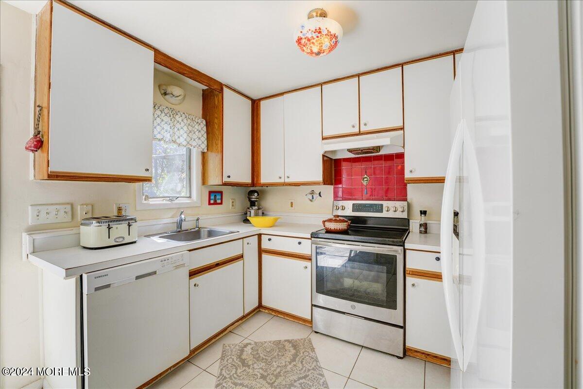 141 Yeoman Road Manahawkin, NJ 08050 - Photo 11 of 20 11-Kitchen