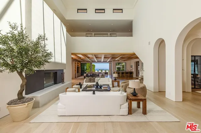 a view of entryway and hall