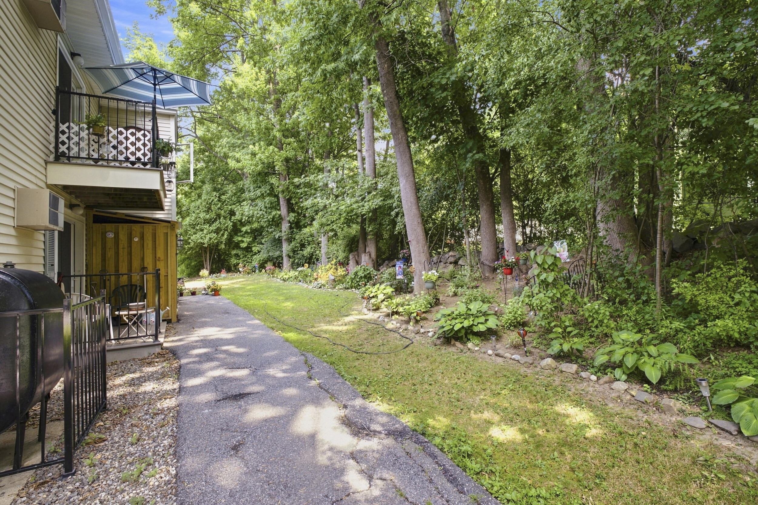 136_old_winthrop_rd-exterior-01