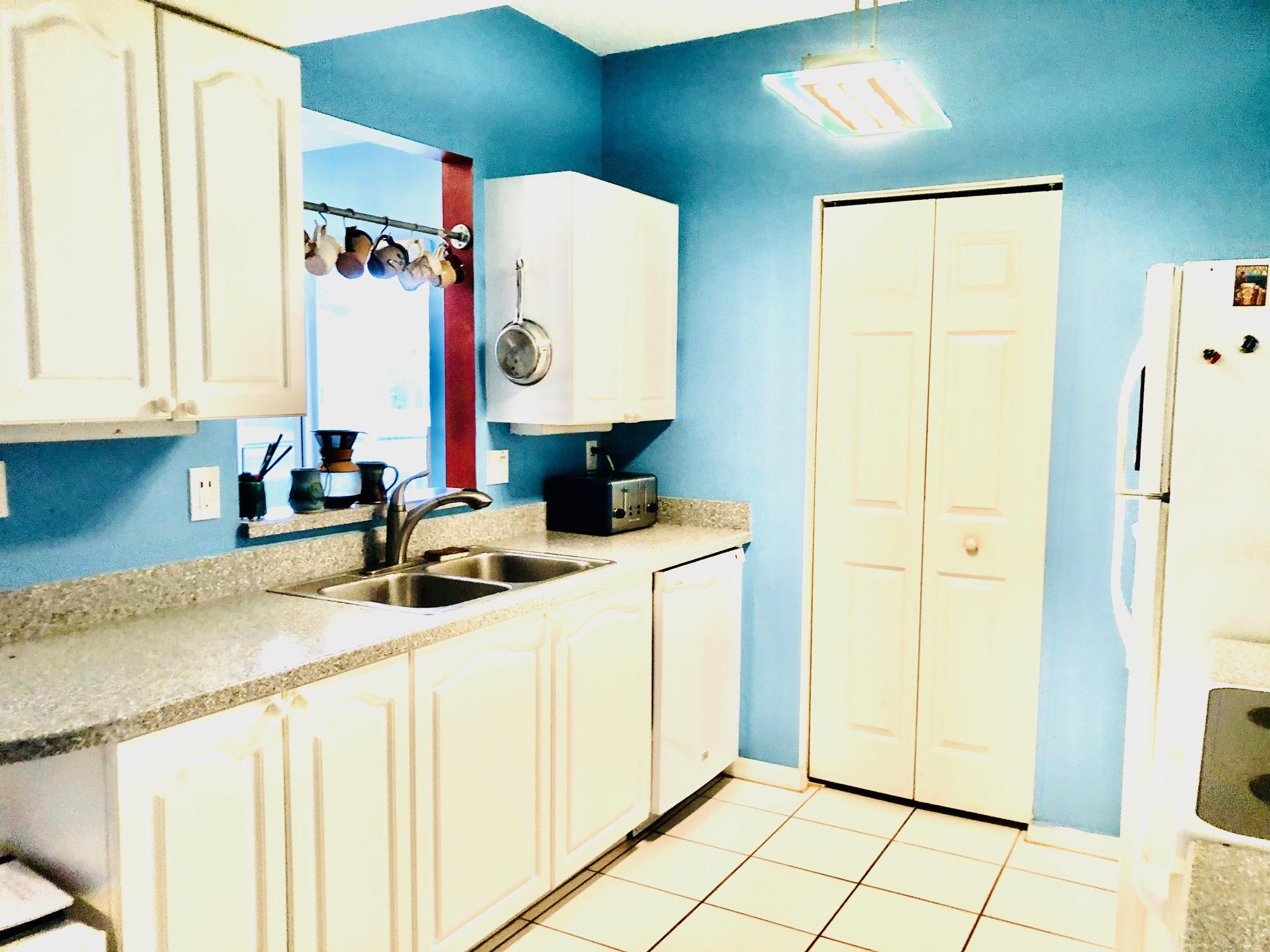 1086 Via Jardin Riviera Beach, FL 33418 - Photo 2 of 15 kitchen