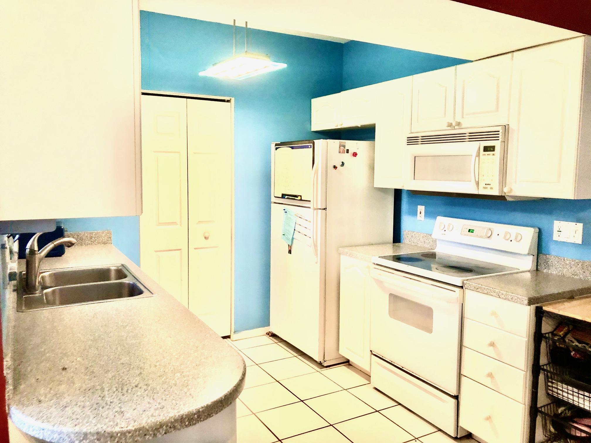 1086 Via Jardin Riviera Beach, FL 33418 - Photo 3 of 15 kitchen