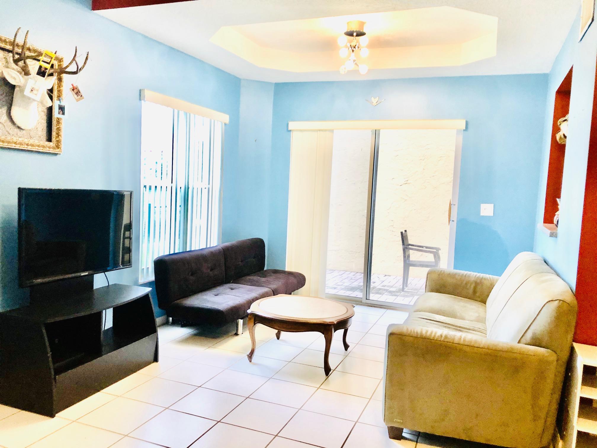1086 Via Jardin Riviera Beach, FL 33418 - Photo 4 of 15 living room