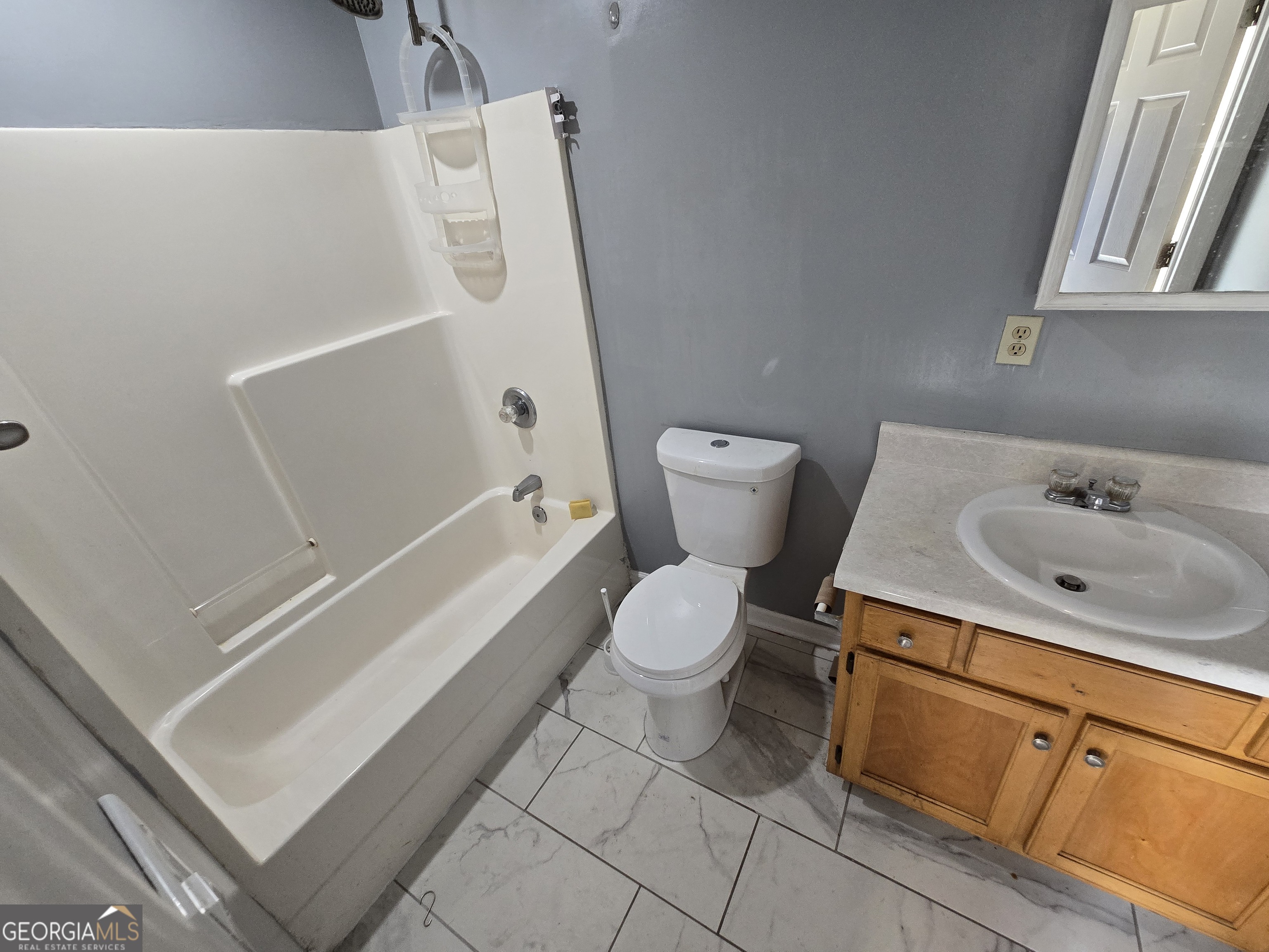 629 Hanson Street Macon, GA 31206 - Photo 11 of 20 a bathroom with a sink a toilet and shower