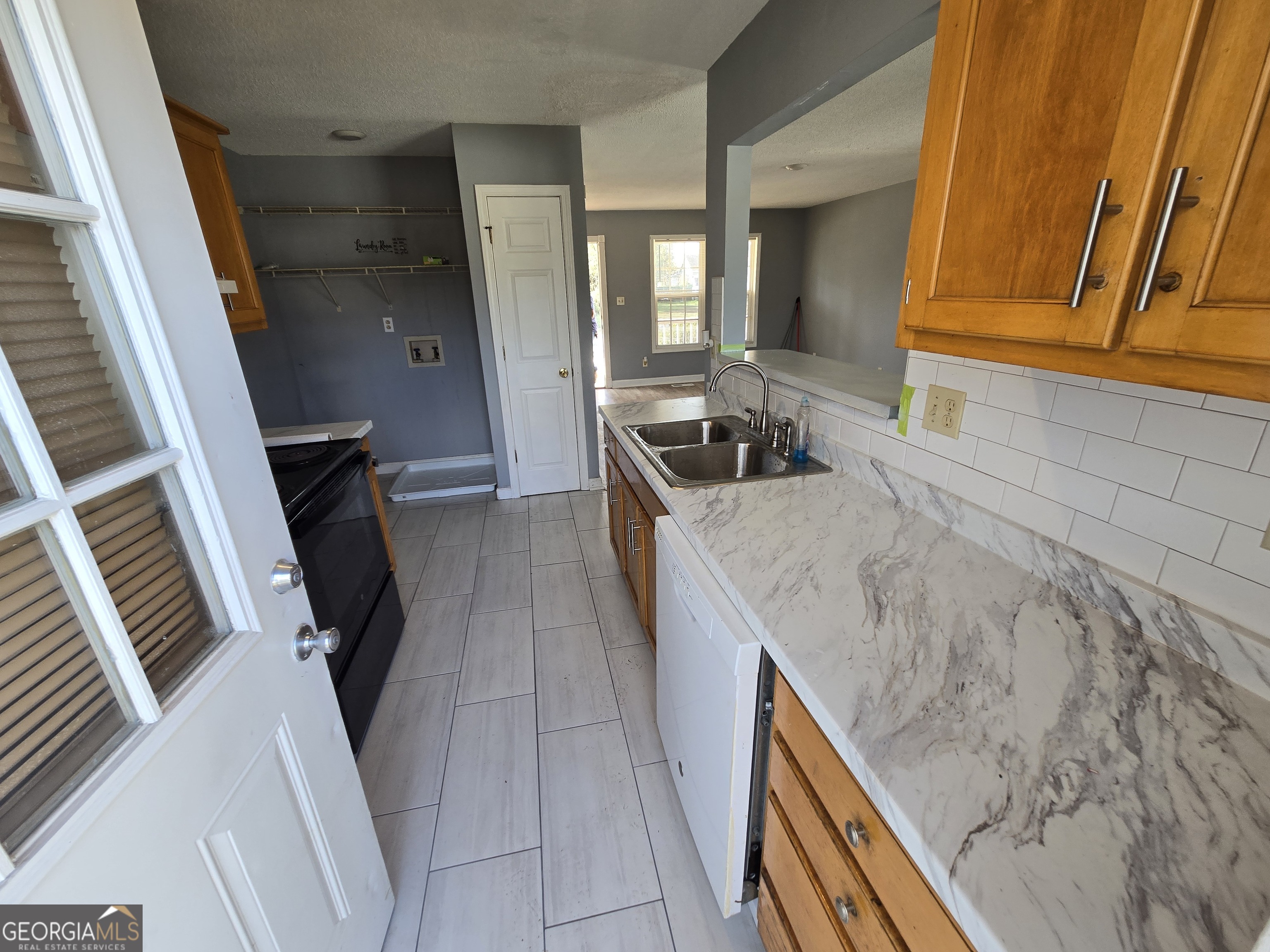 629 Hanson Street Macon, GA 31206 - Photo 9 of 20 a kitchen with granite countertop a sink a stove and refrigerator