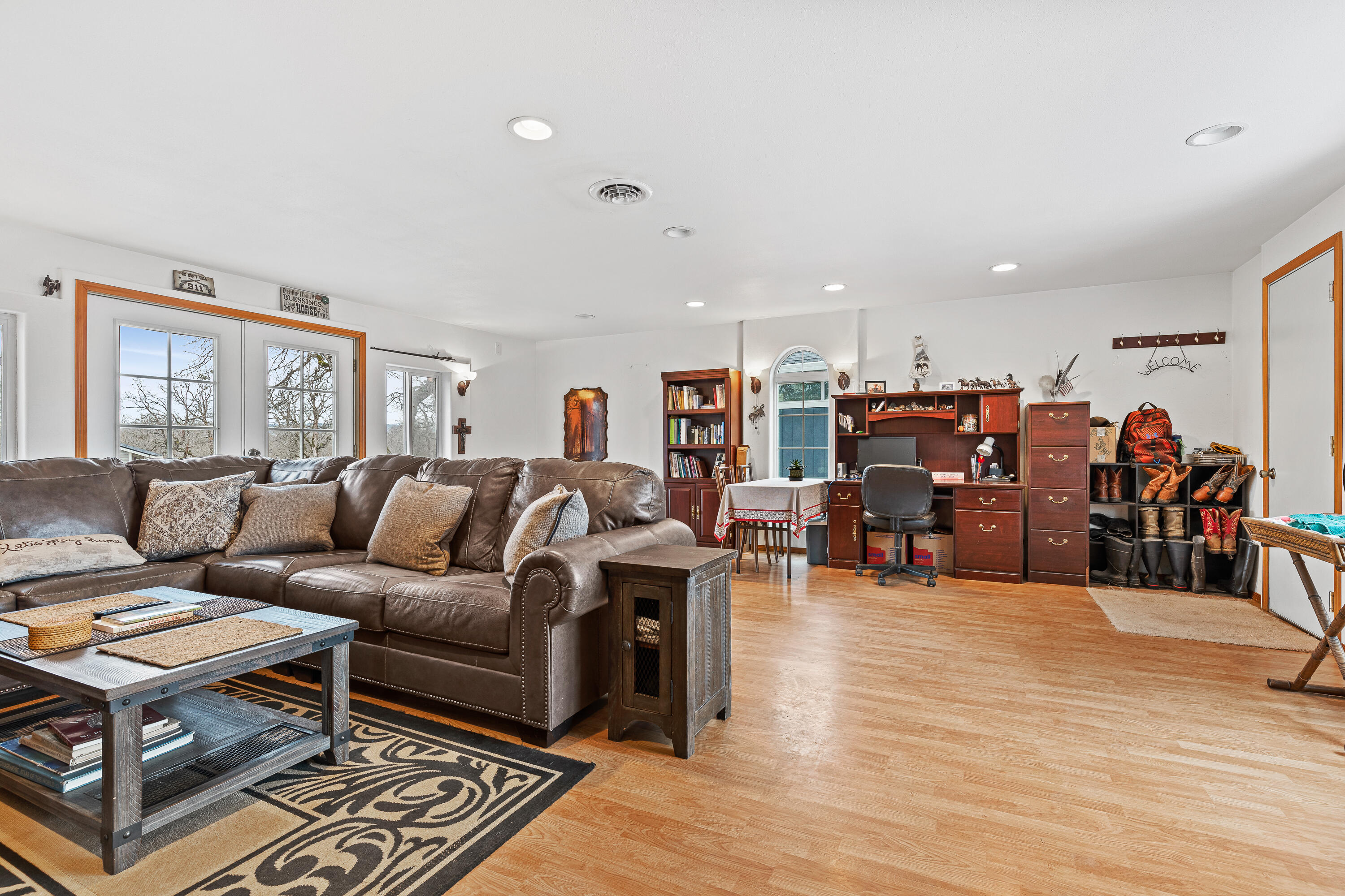 11001 Meadows Road White City, OR 97503 - Photo 23 of 60 Spacious Family Room