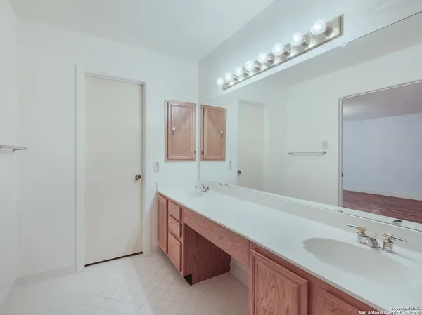 $2,300 | 9231 Linbrooke, San Antonio, TX 78250