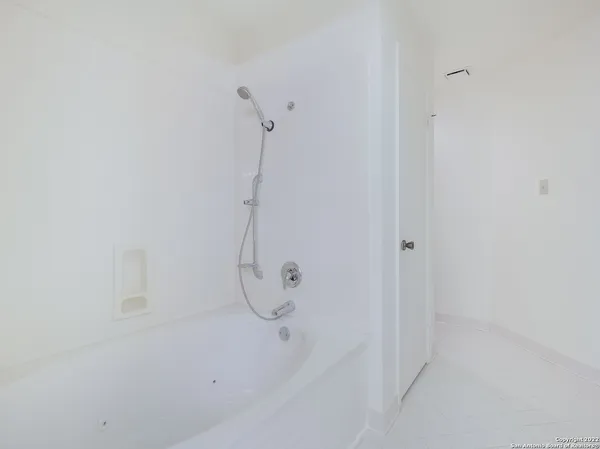 $2,300 | 9231 Linbrooke, San Antonio, TX 78250