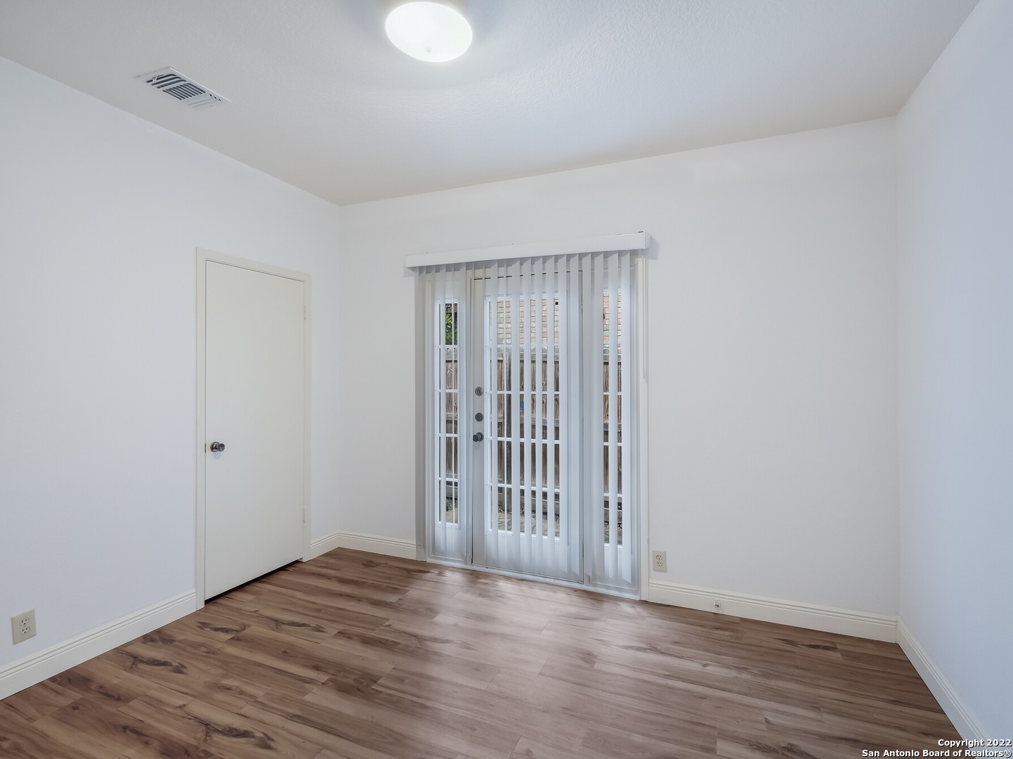 9231 Linbrooke San Antonio, TX 78250 - Photo 24 of 28 a view of a livingroom with wooden floor