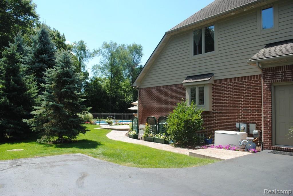 9706 Quail Ridge Run Brighton, MI 48114 - Photo 29 of 29 DSC_0474.jpg