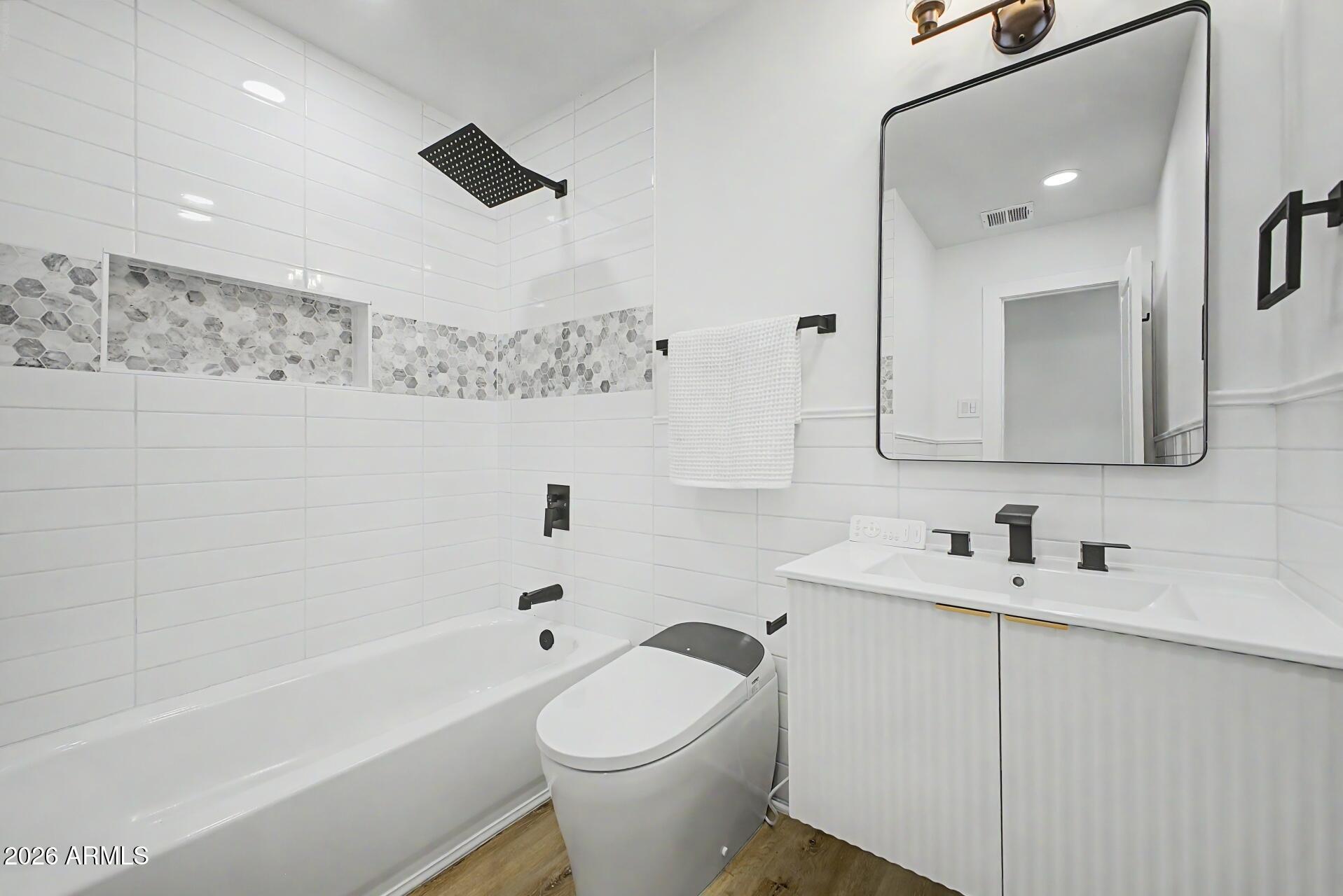 5232 West Hearn Road Glendale, AZ 85306 - Photo 17 of 32 a bathroom with a sink toilet vanity and bathtub