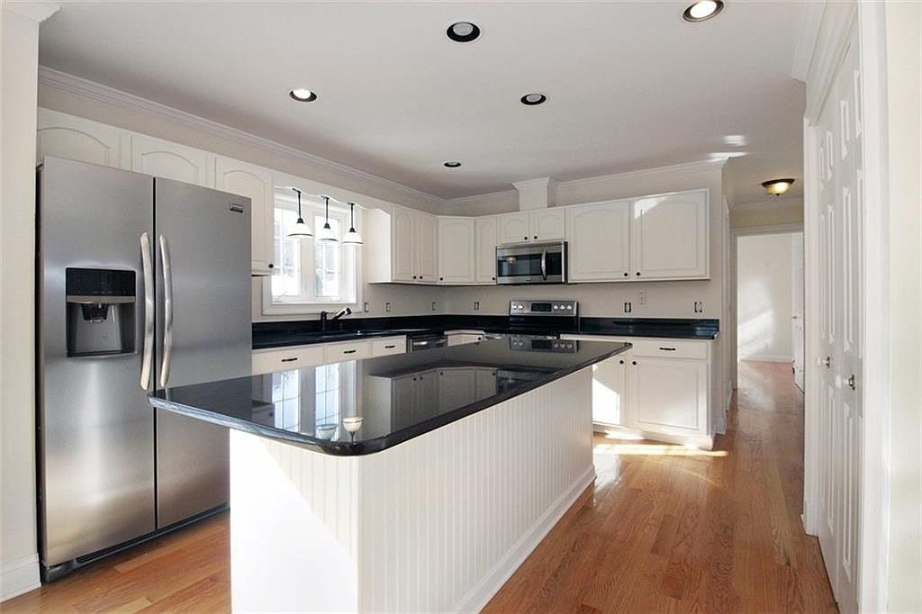 17 Bartlett Road Middletown, RI 02842 - Photo 11 of 35