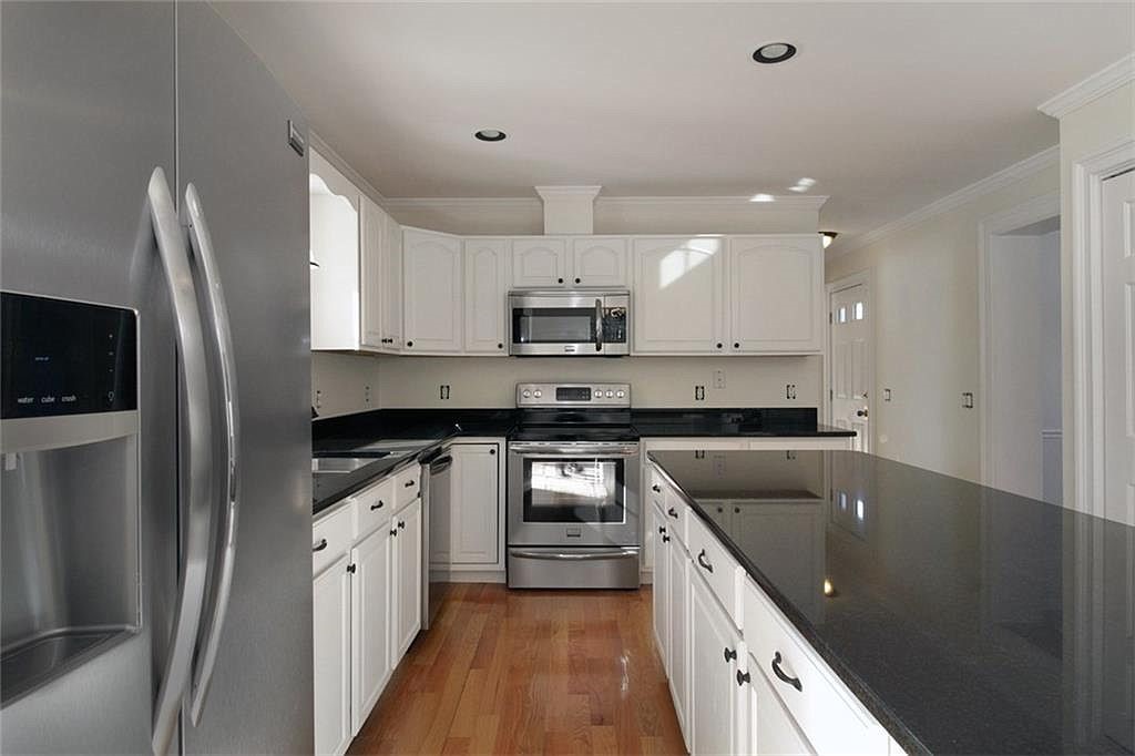 17 Bartlett Road Middletown, RI 02842 - Photo 12 of 35