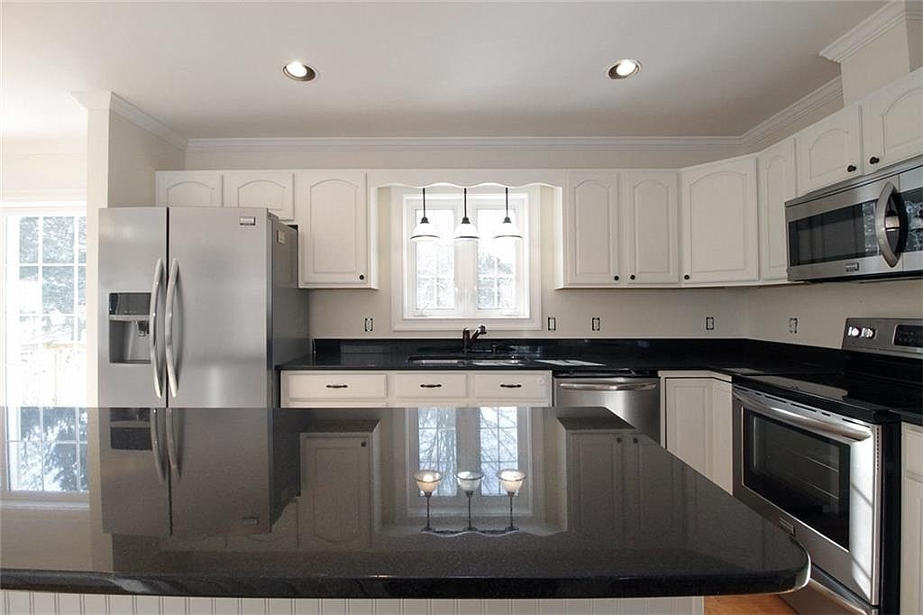17 Bartlett Road Middletown, RI 02842 - Photo 13 of 35