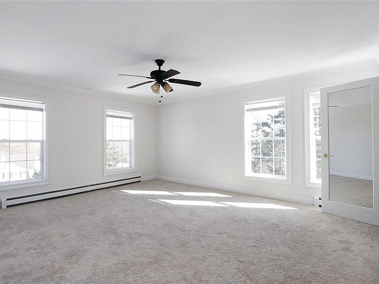 17 Bartlett Road Middletown, RI 02842 - Photo 18 of 35