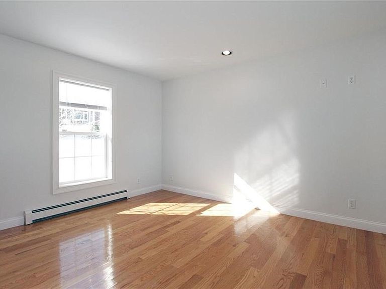 17 Bartlett Road Middletown, RI 02842 - Photo 19 of 35