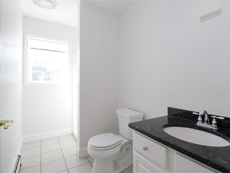 17 Bartlett Road Middletown, RI 02842 - Photo 26 of 35