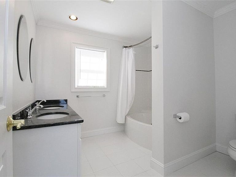 17 Bartlett Road Middletown, RI 02842 - Photo 28 of 35