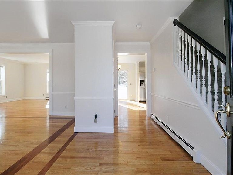 17 Bartlett Road Middletown, RI 02842 - Photo 3 of 35