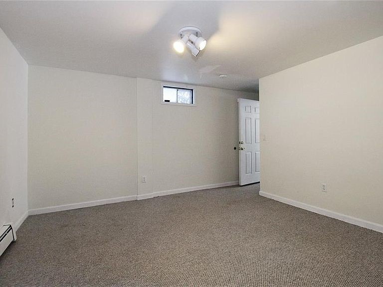 17 Bartlett Road Middletown, RI 02842 - Photo 31 of 35