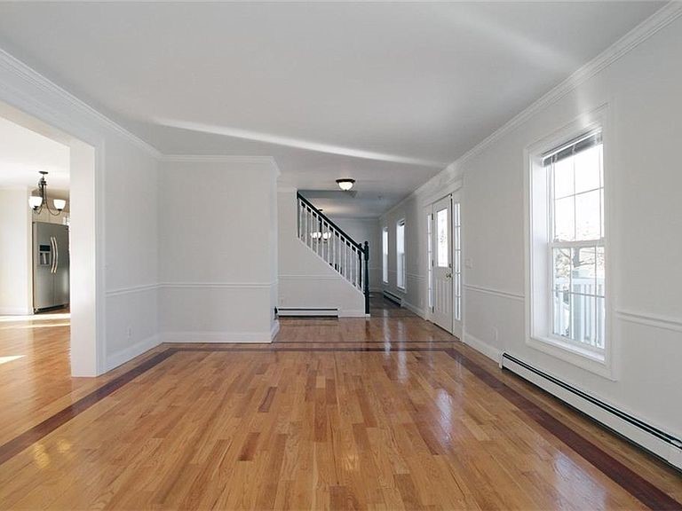 17 Bartlett Road Middletown, RI 02842 - Photo 4 of 35