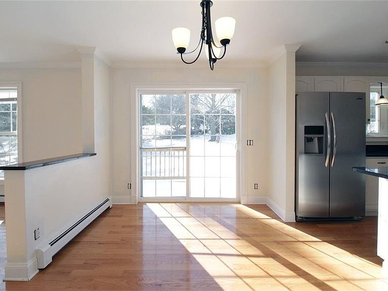 17 Bartlett Road Middletown, RI 02842 - Photo 5 of 35