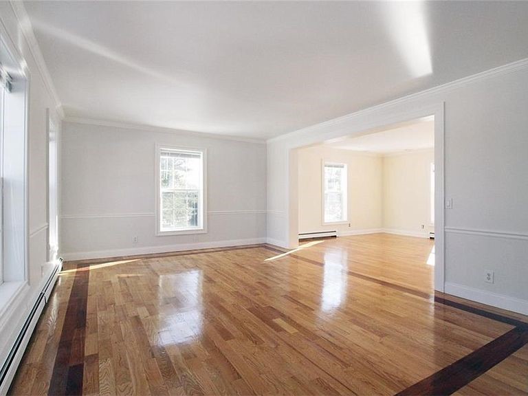 17 Bartlett Road Middletown, RI 02842 - Photo 6 of 35