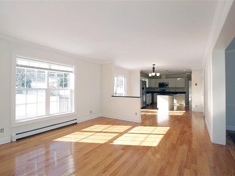 17 Bartlett Road Middletown, RI 02842 - Photo 10 of 35