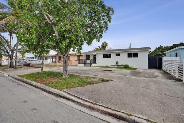 $2,650 | 877 West 33rd Street, Hialeah, FL 33012