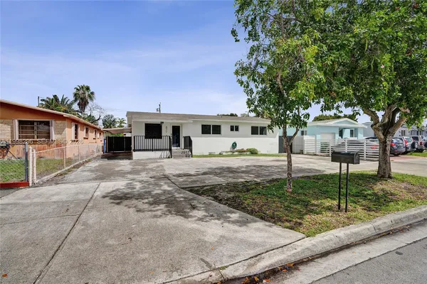 $2,650 | 877 West 33rd Street, Hialeah, FL 33012