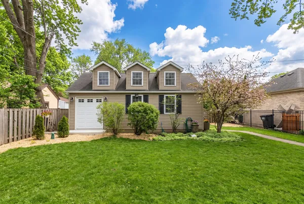 $899,000 | 831 South Prospect Avenue, Park Ridge, IL 60068