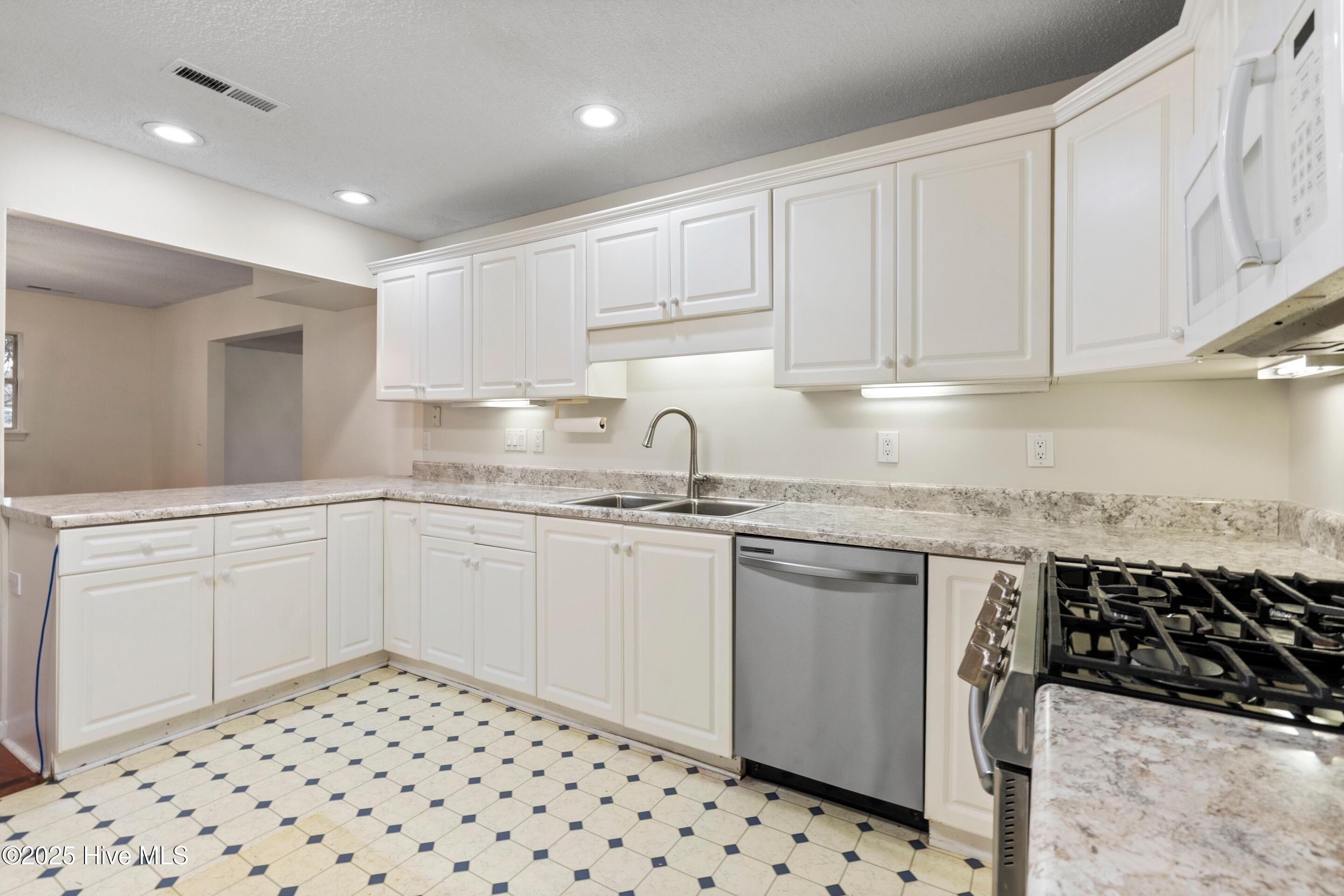 278 Batson Road Hampstead, NC 28443 - Photo 18 of 54 Kitchen