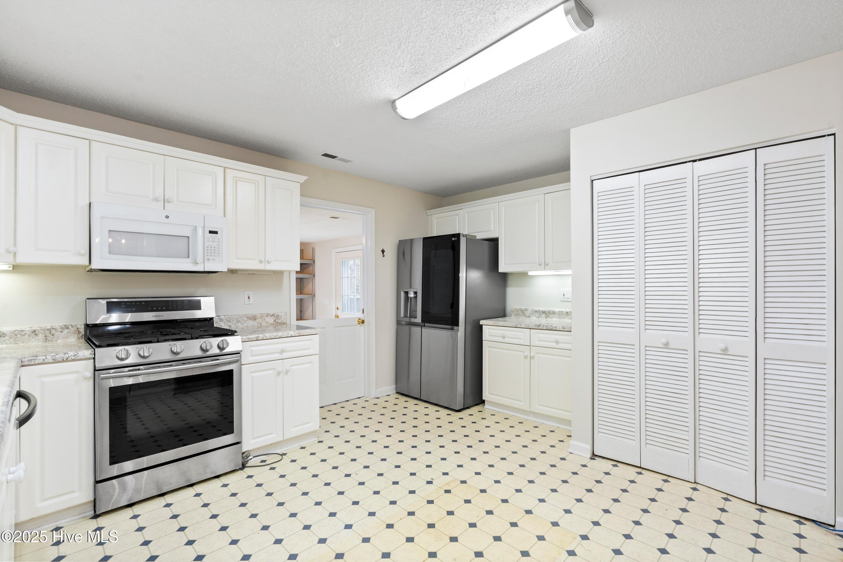 278 Batson Road Hampstead, NC 28443 - Photo 20 of 54 Kitchen