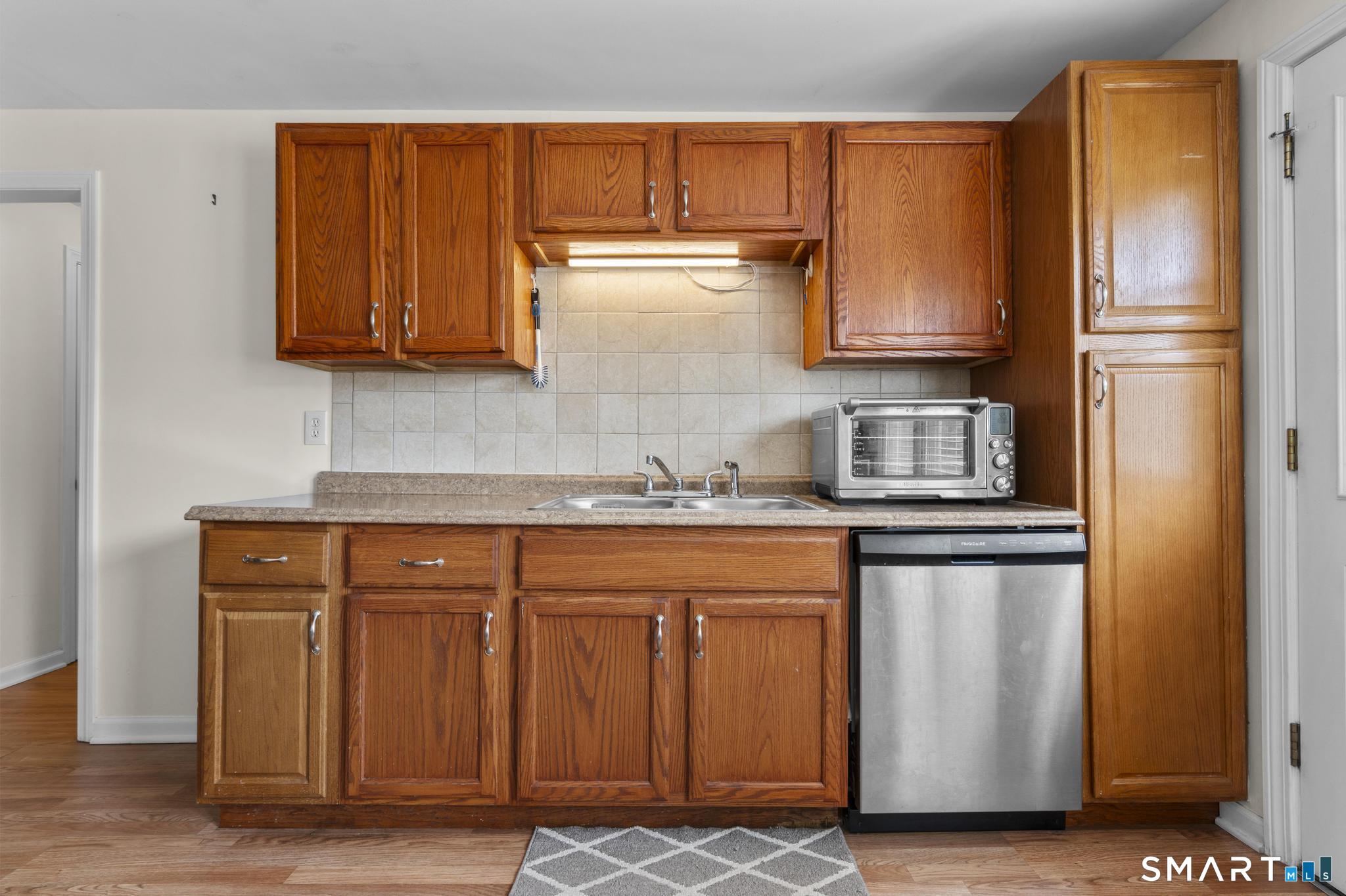 216 Country Road Fairfield, CT 06824 - Photo 7 of 20