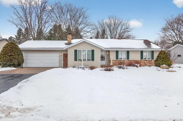 $319,900 | 2516 West Sunnyview Circle, Appleton, WI 54914