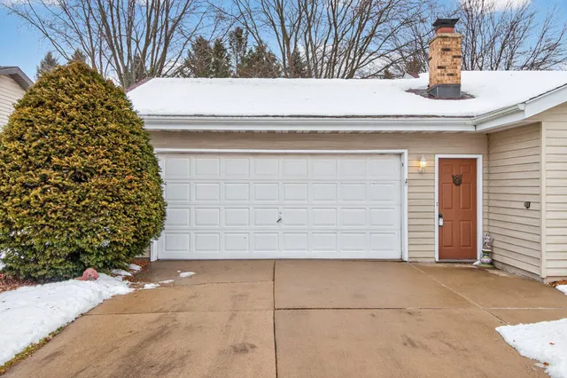 $319,900 | 2516 West Sunnyview Circle, Appleton, WI 54914