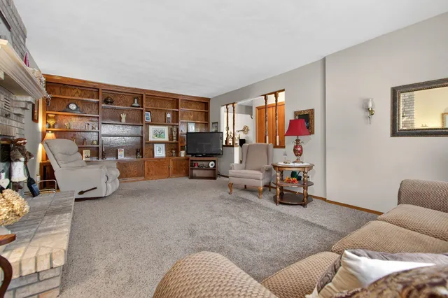 $319,900 | 2516 West Sunnyview Circle, Appleton, WI 54914