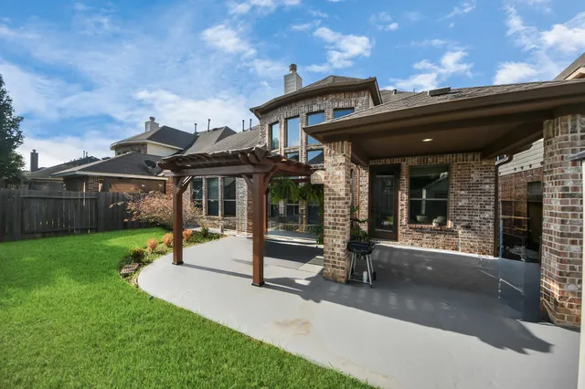 a view of a house with backyard and porch