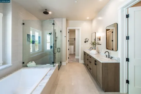 $3,980,000 | 84 Mossbridge Lane, Orinda, CA 94563